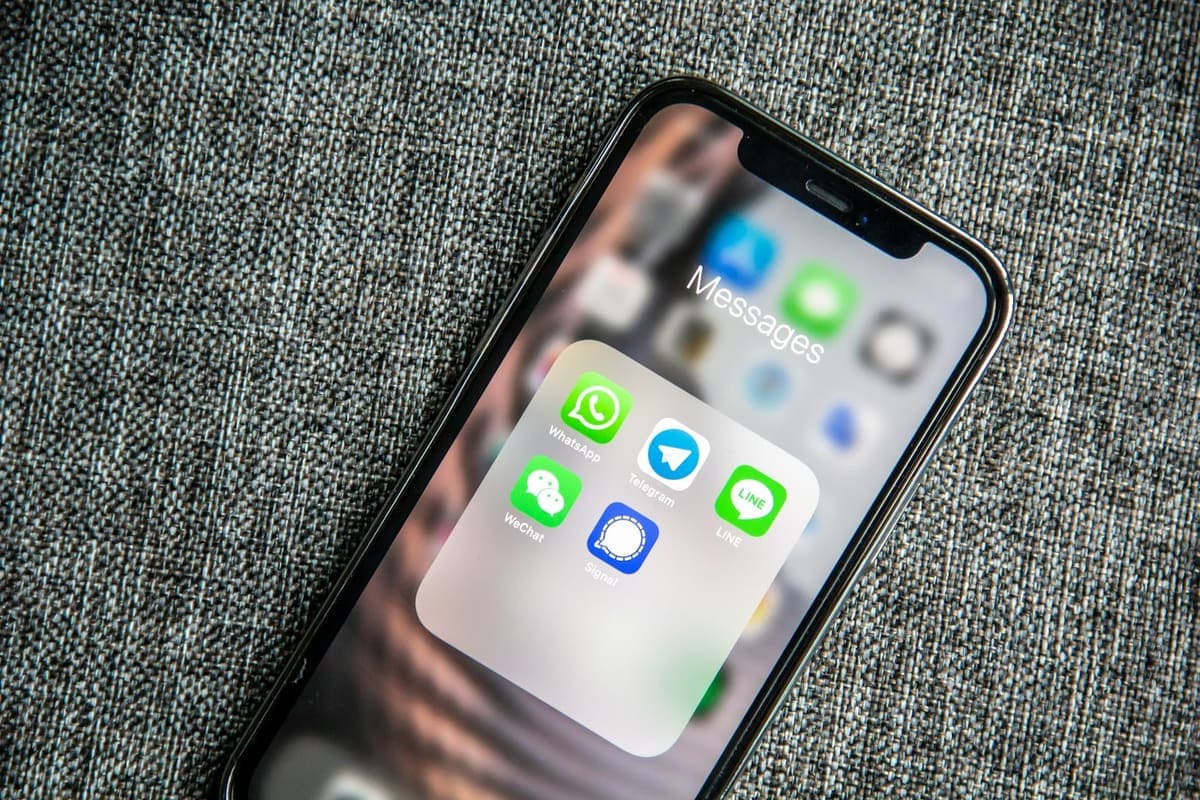 WhatsApp & Telegram Bots — Bots & Automação